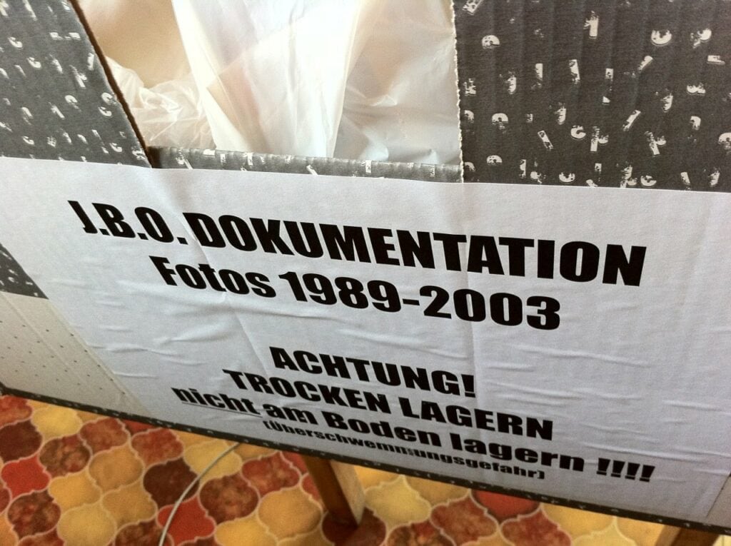 Karton mit Fotos und Lagerungshinweis, 1989-2003