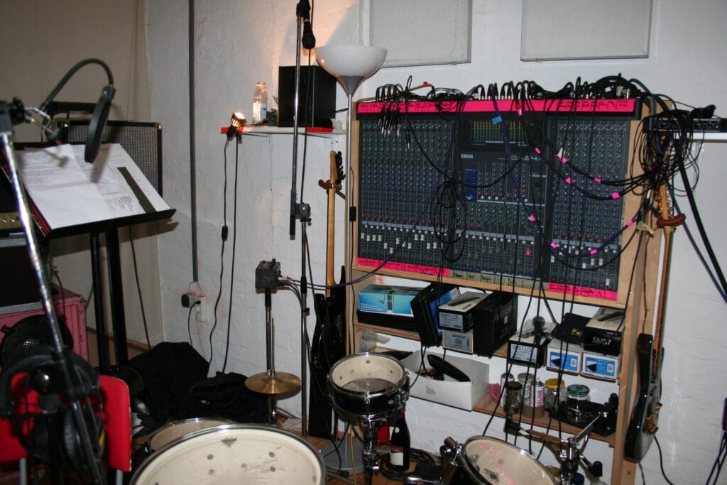 Musikstudio mit Mischpult und Schlagzeug